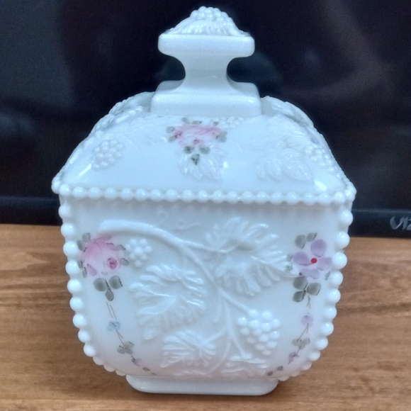 Vintage Pembroke Antique White Milk Glass Candy Dish w/lid - Picture 5 of 9
